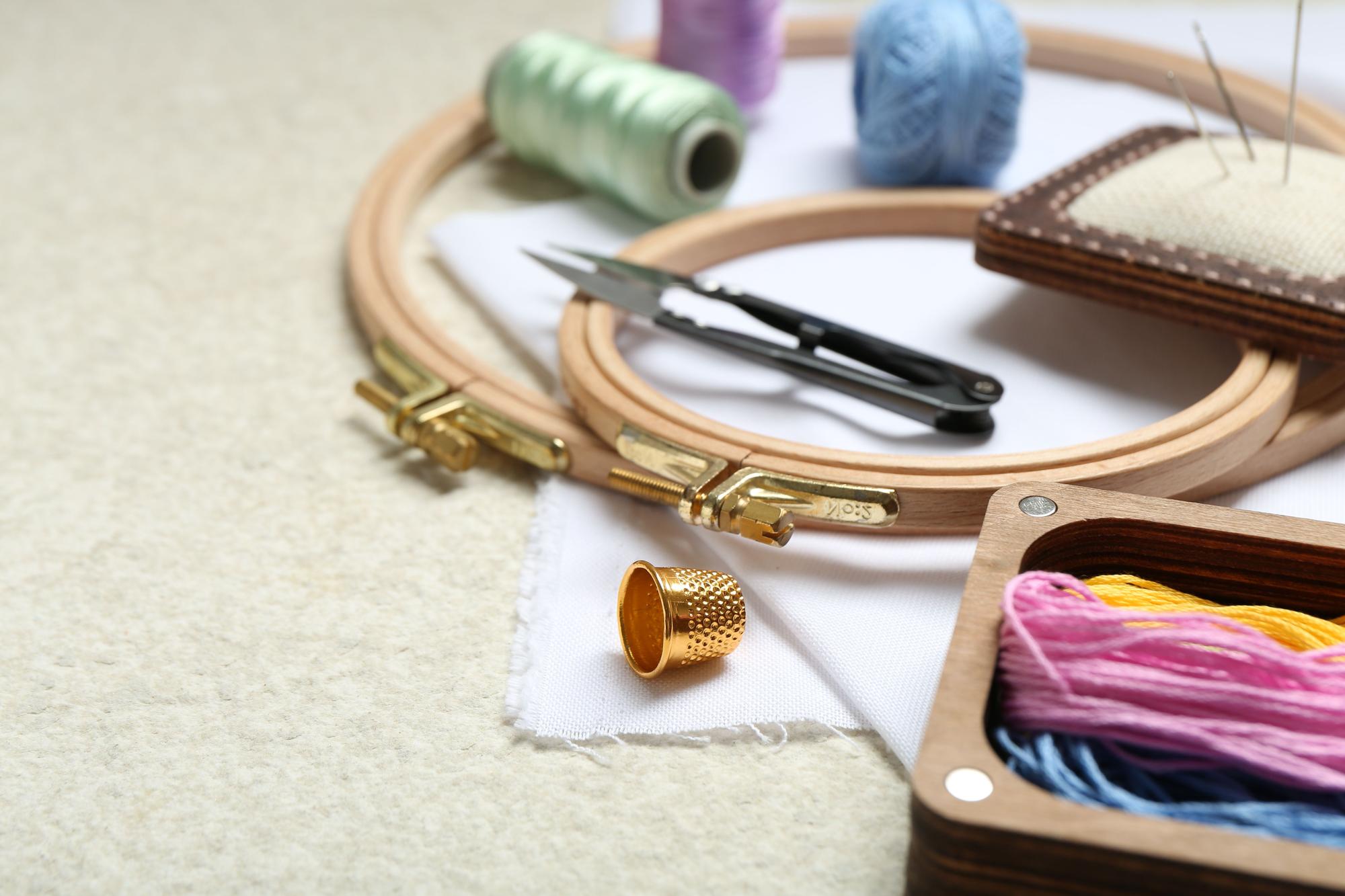 Atelier con attrezzi da ricamo e telaio