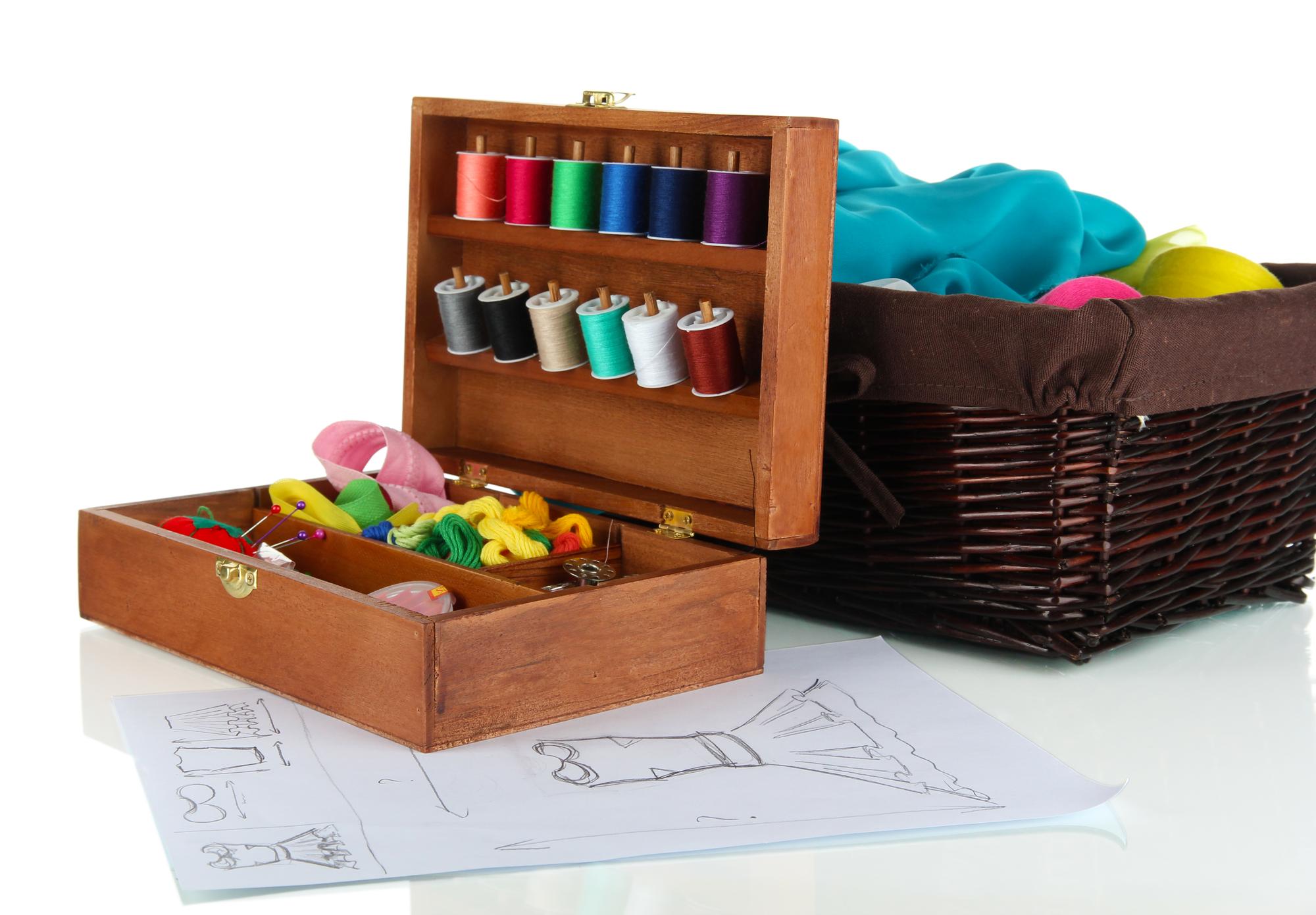 Set di aghi e fili colorati organizzati